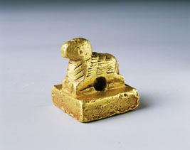 <「魏帰義テイ候」金印>甘粛省博物館